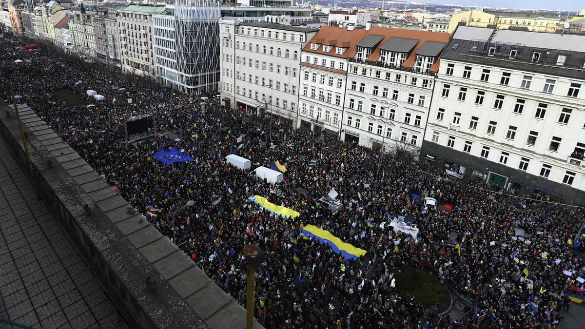 Lidé zaplnili Václavské náměstí na podporu Ukrajiny